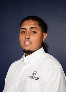 Staff member Hector from ID_aca355