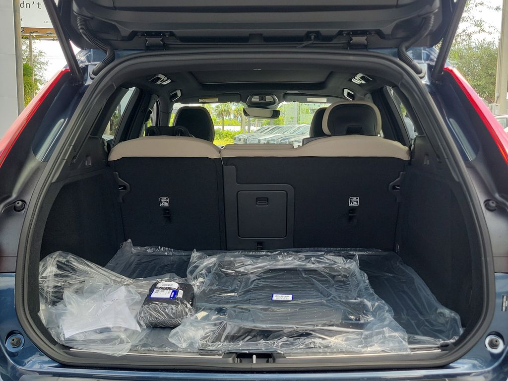 2026 Volvo XC60 B5 Plus photo 4