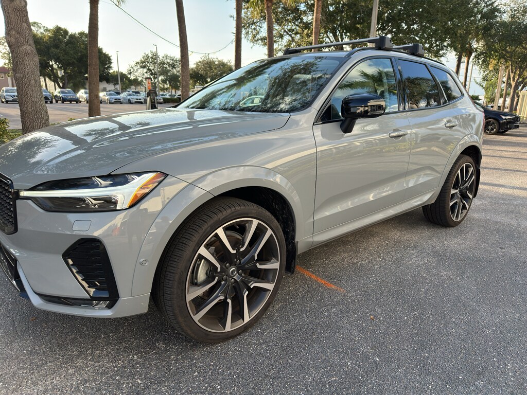 2025 Volvo XC60 photo 2