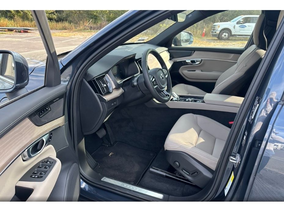 2026 Volvo XC90 Plus Sport photo 2