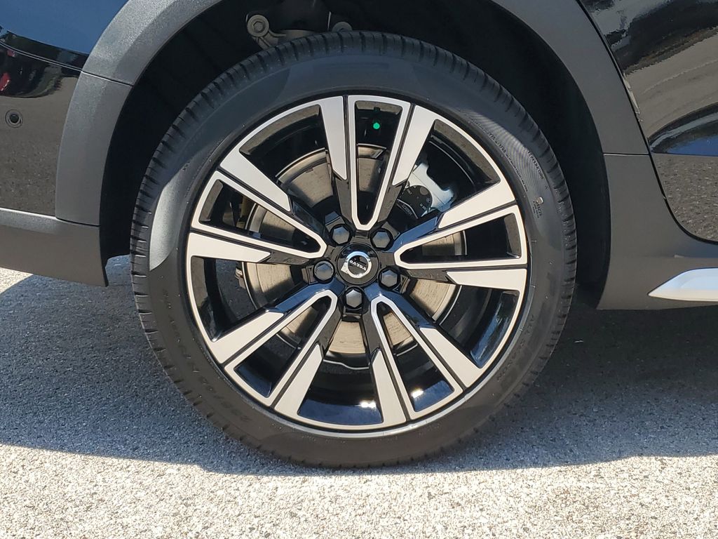 2025 Volvo V60 Cross Country B5 photo 3