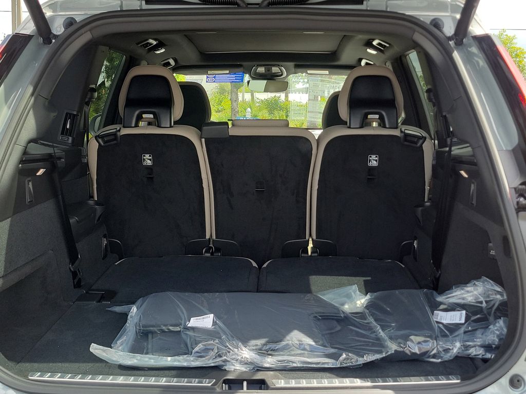 2026 Volvo XC90 B5 Core photo 4