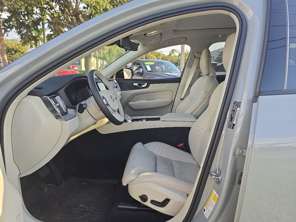 2025 Volvo XC60 photo 4