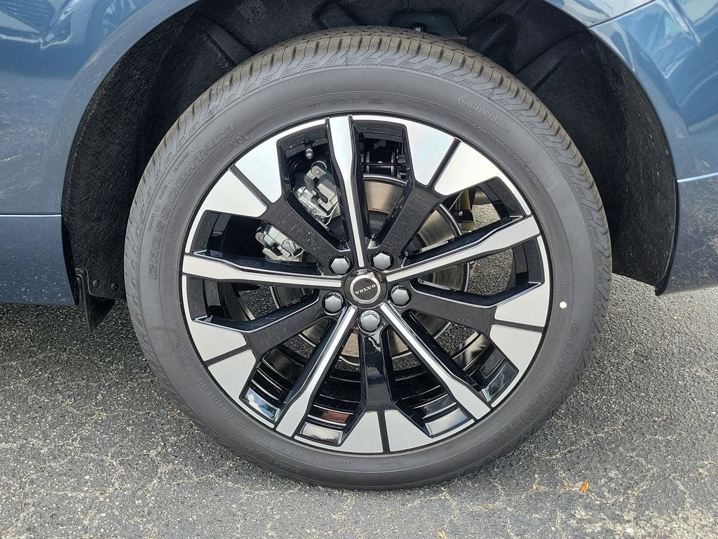 2026 Volvo XC60 B5 Plus photo 3