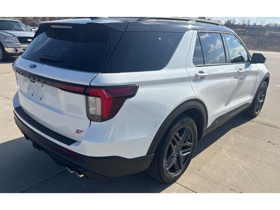 2025 Ford Explorer ST photo 3