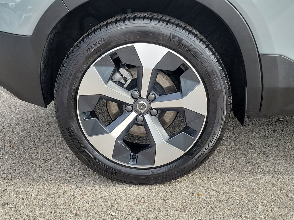 2025 Volvo XC40 Core photo 2