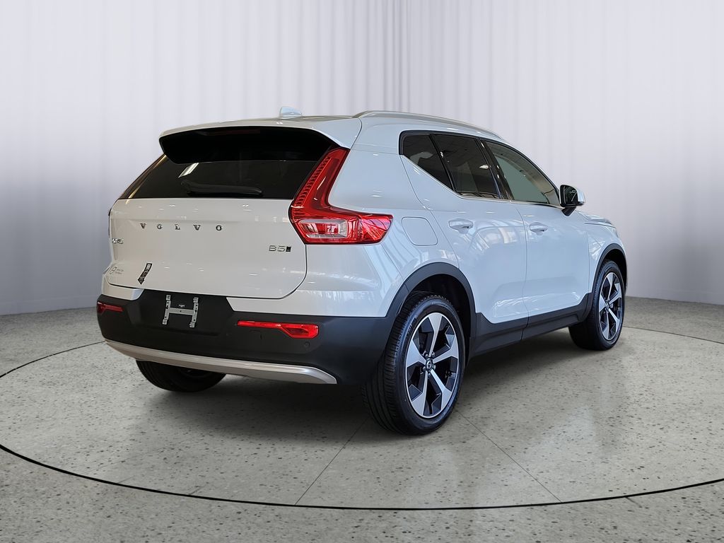 2025 Volvo XC40 Core photo 2