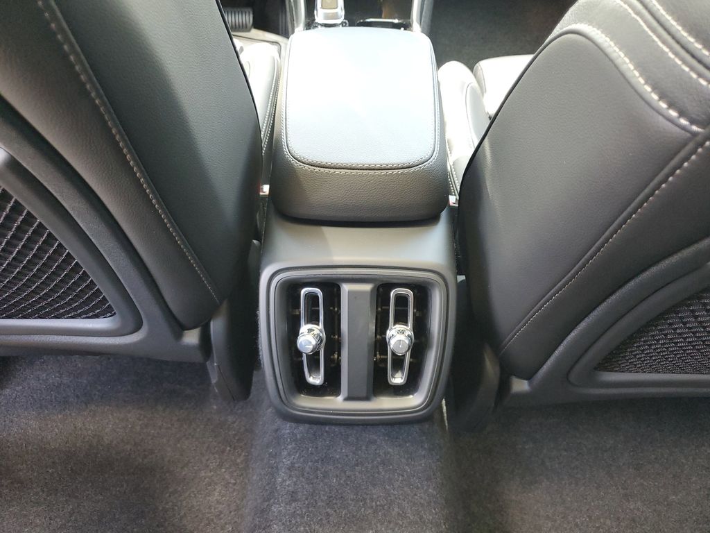 2026 Volvo XC40 Ultra - Photo 10