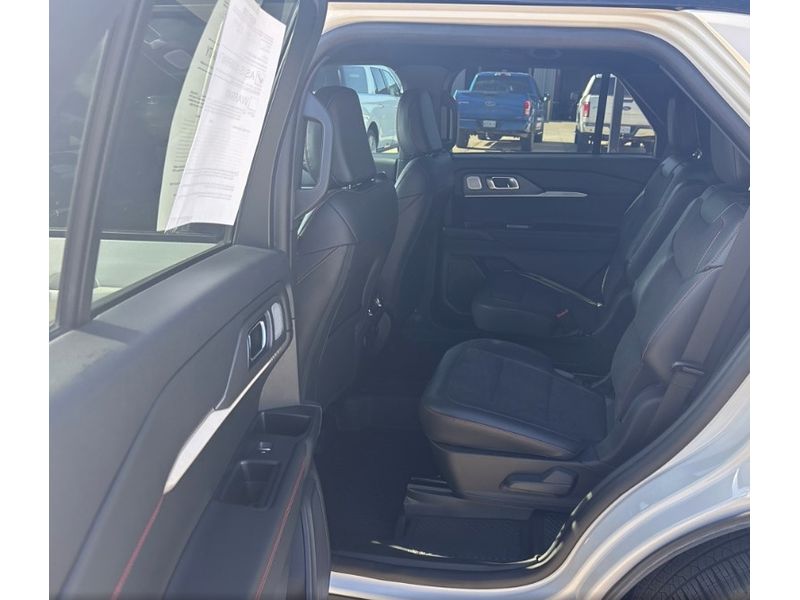 2025 Ford Explorer ST photo 4