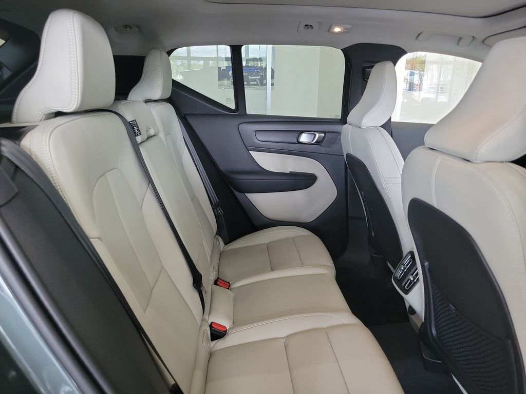 2026 Volvo XC40 Plus photo 4