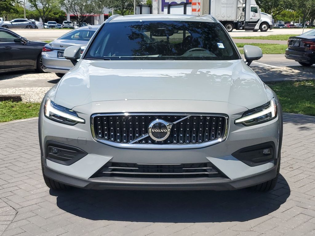 2026 Volvo V60 Cross Country B5 Plus photo 4