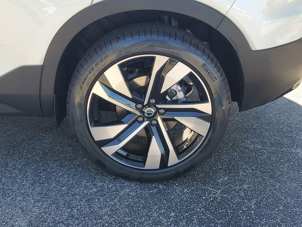 New 2026 Volvo XC40 B5 Plus SUV