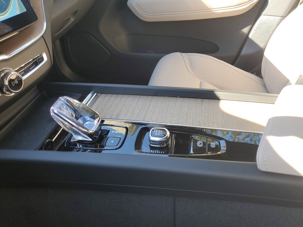 2026 Volvo XC60 Plus - Photo 10