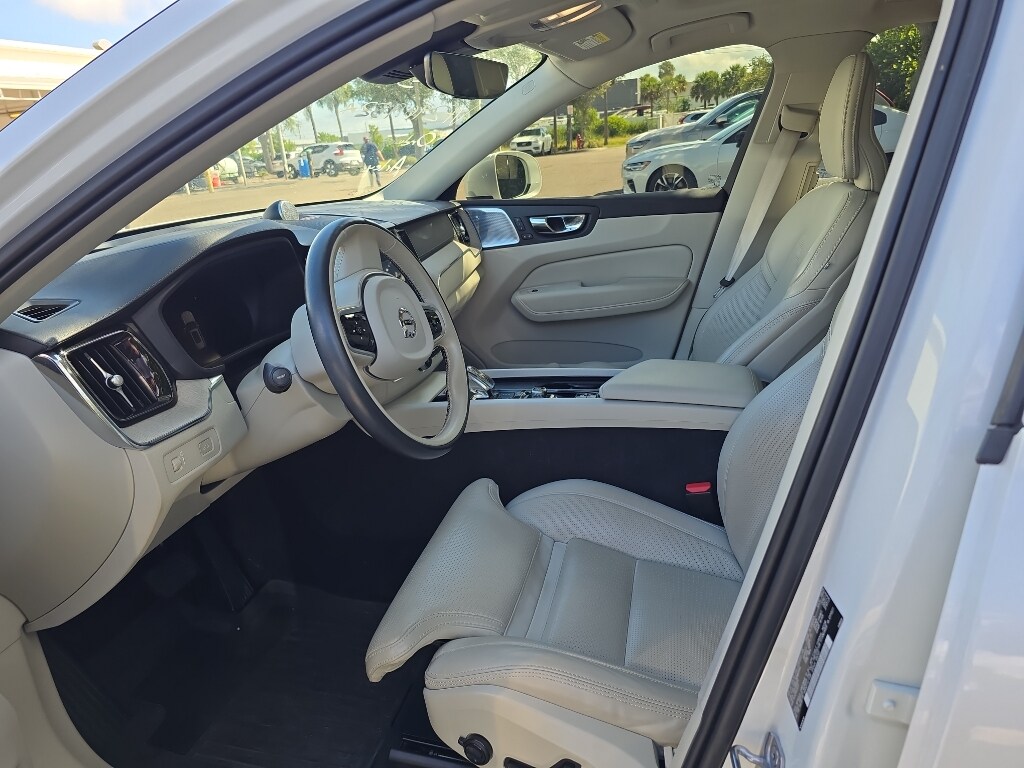 2022 Volvo XC60 B5 Inscription photo 3