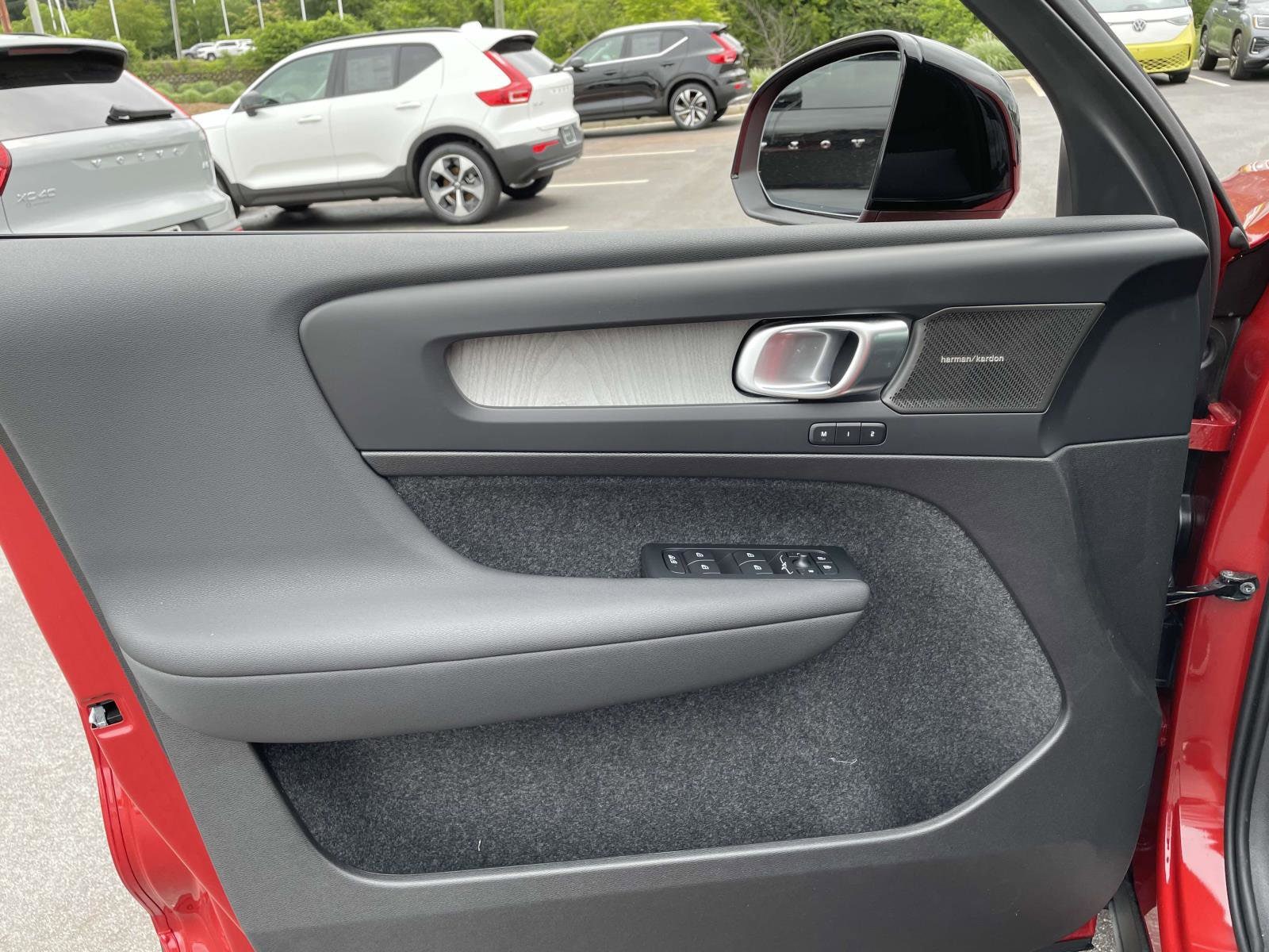 2025 Volvo XC40 Ultra - Photo 16