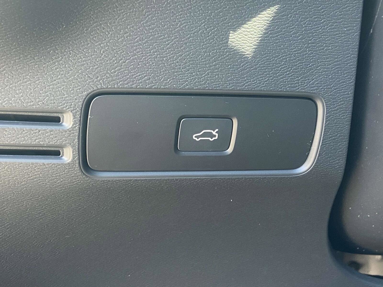 2025 Volvo XC40 Ultra - Photo 21