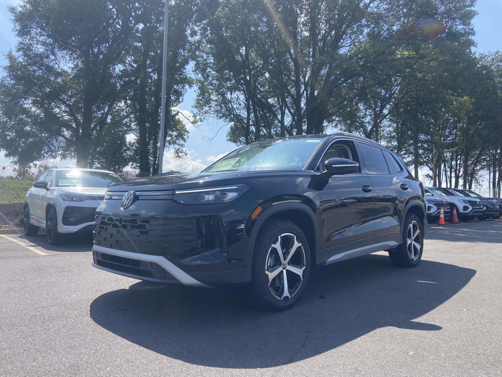 2025 Volkswagen Tiguan SE photo 2