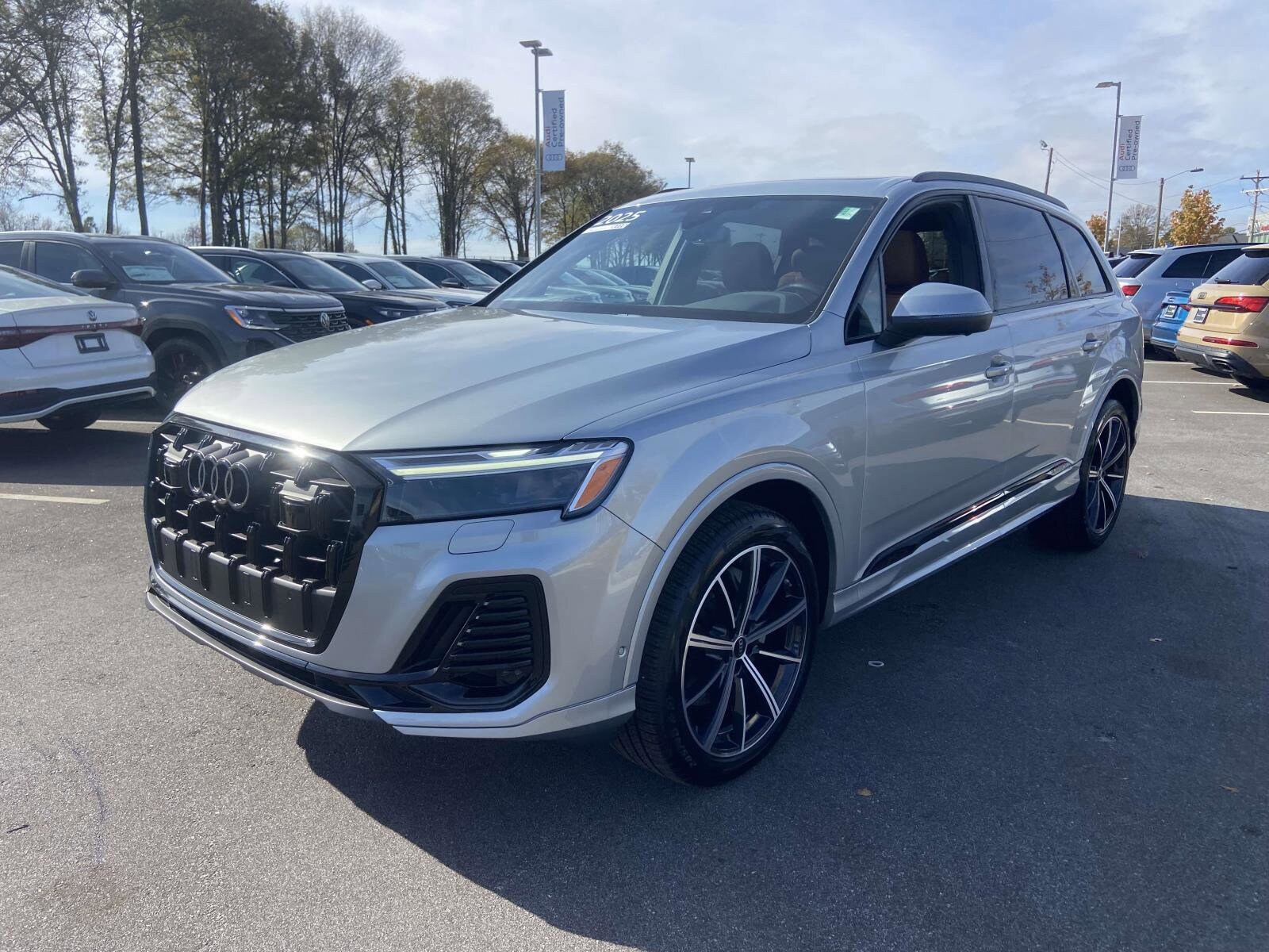 2025 Audi Q7 45 Premium Plus photo 3