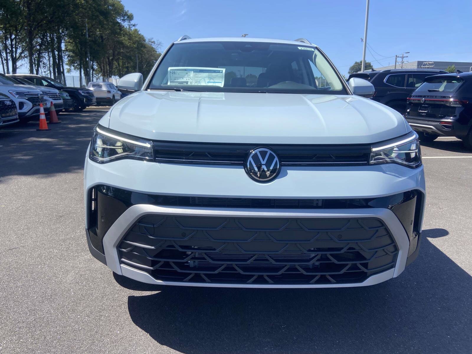 2025 Volkswagen Taos SE photo 2