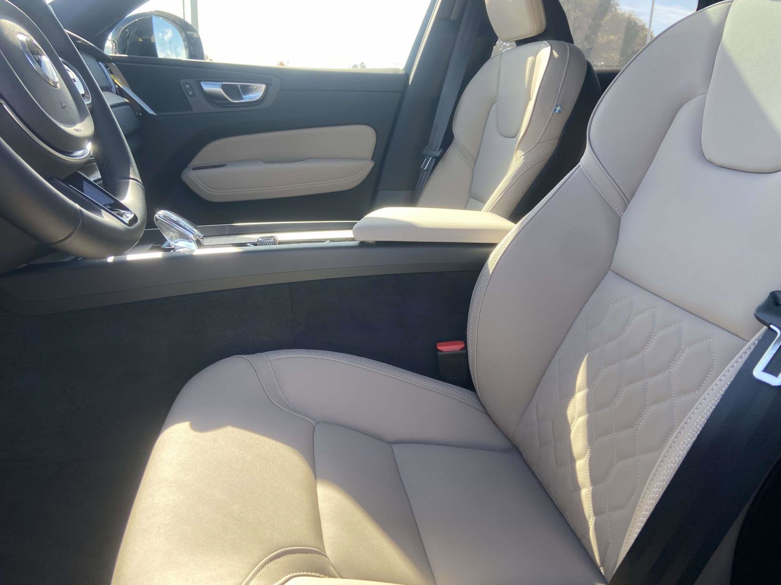 2026 Volvo XC60 Plus - Photo 17