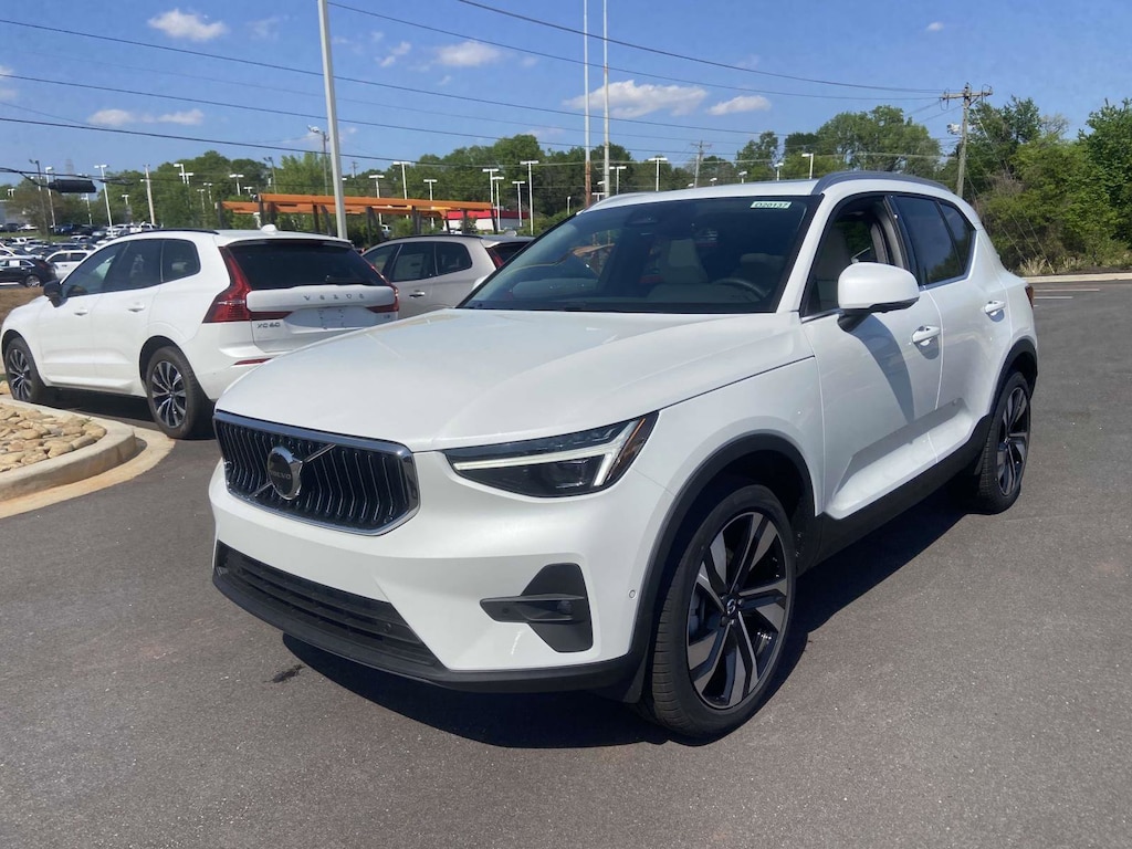 New 2025 Volvo XC40 B5 Ultra Bright Theme SUV