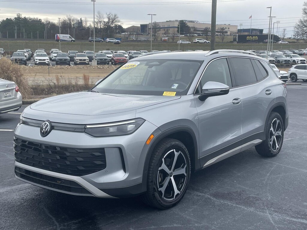 Used 2025 Volkswagen Tiguan 2.0T SE SUV