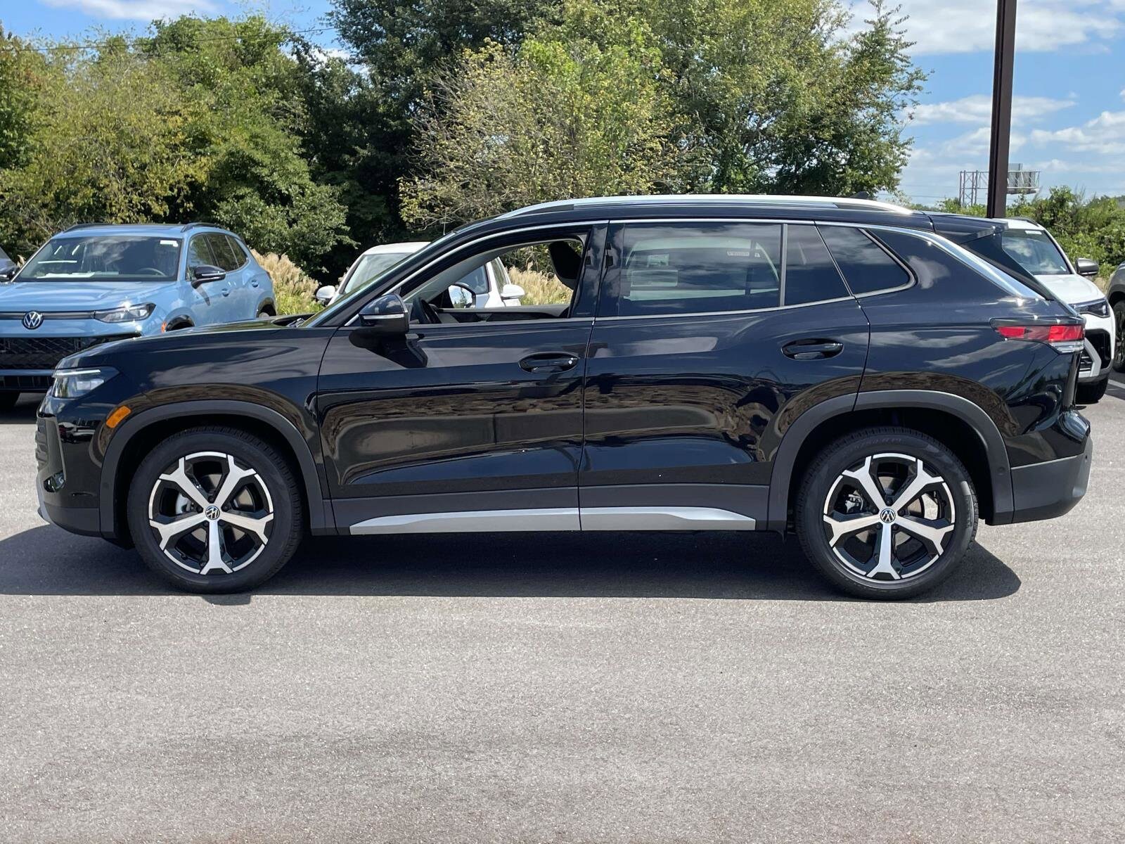 2025 Volkswagen Tiguan SE photo 3
