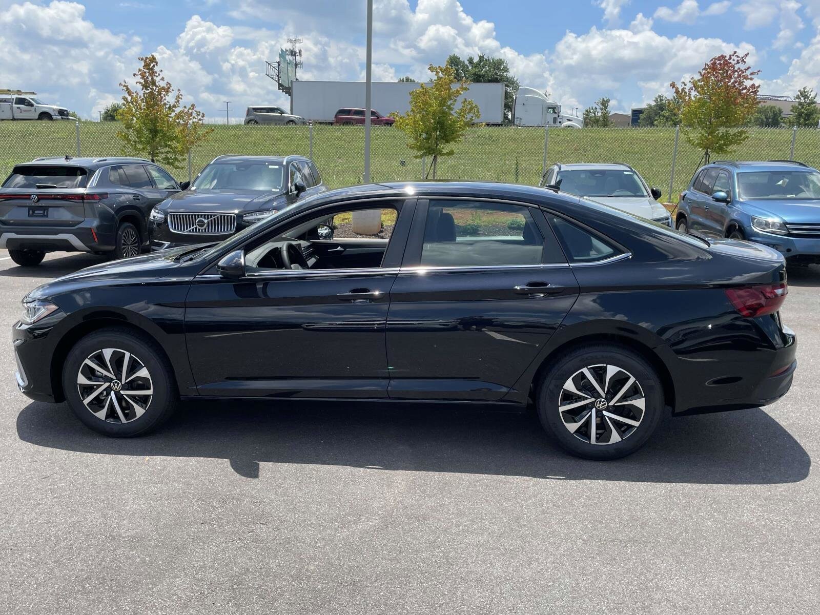 2025 Volkswagen Jetta 1.5T S photo 4