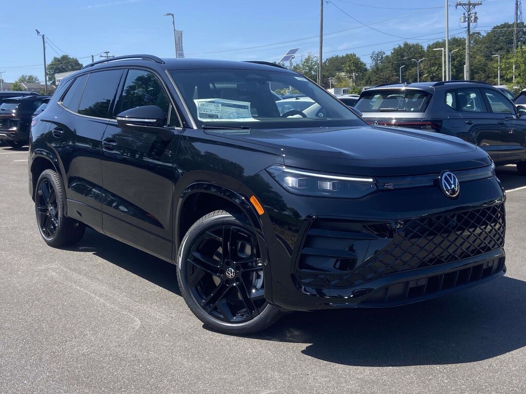 New 2025 Volkswagen Tiguan SE R-Line Black 2.0T SE R-Line Black 4MOTION