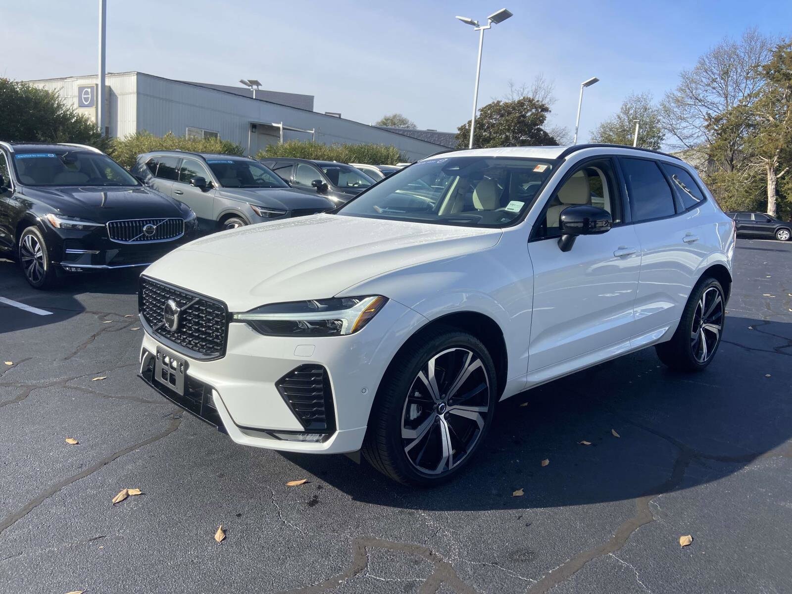 2024 Volvo XC60 B5 Ultimate photo 2