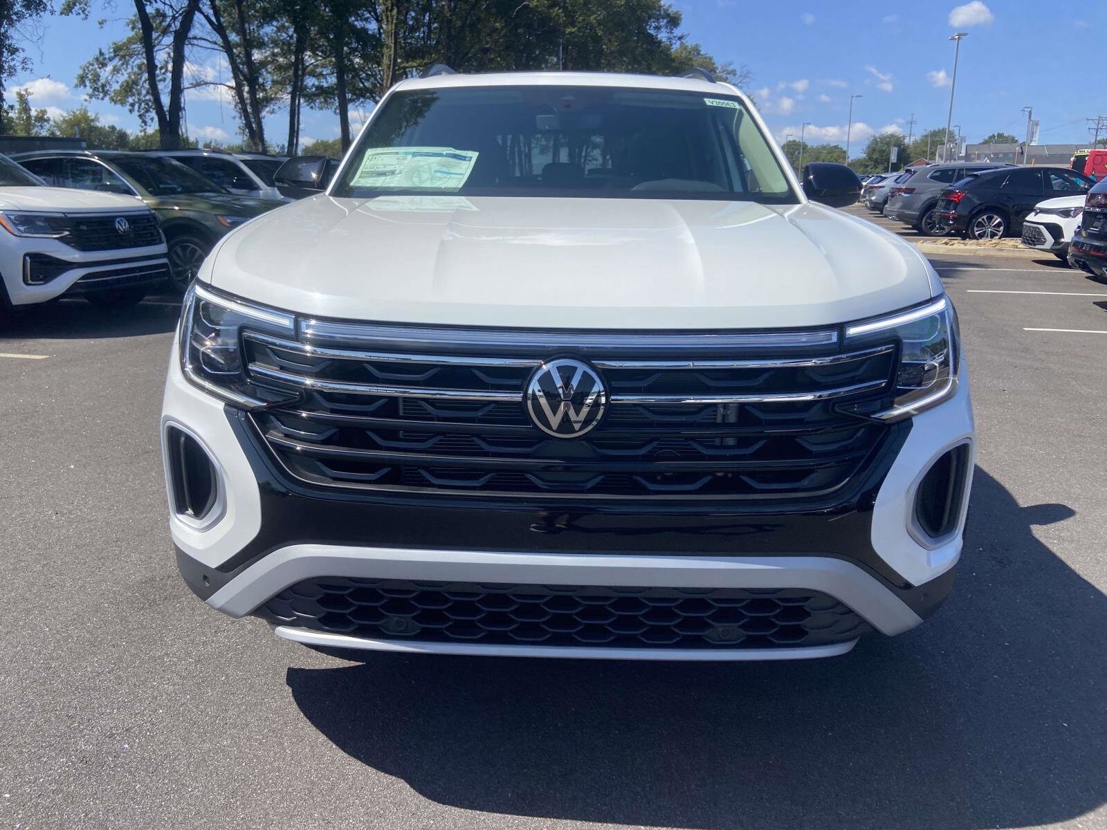 2026 Volkswagen Atlas Peak Edition SE photo 2