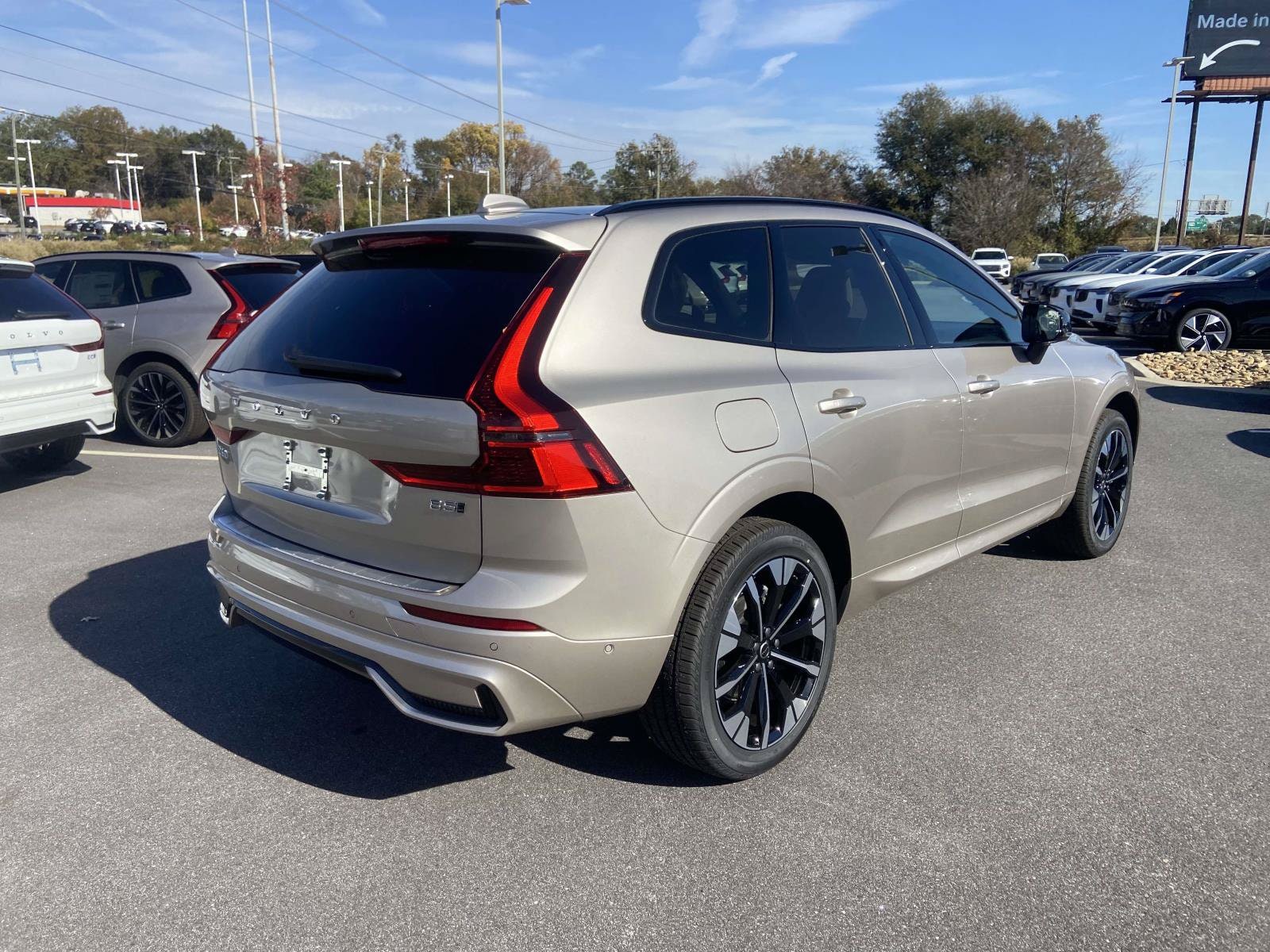 2026 Volvo XC60 Plus - Photo 9