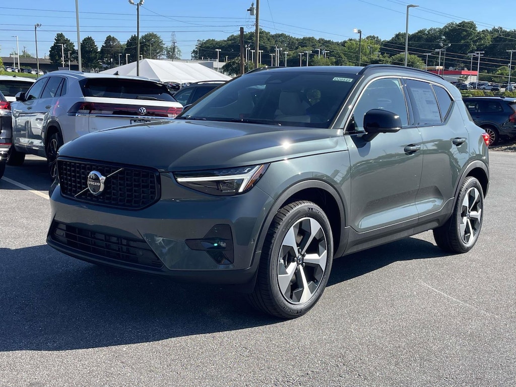 New 2026 Volvo XC40 B5 Plus SUV