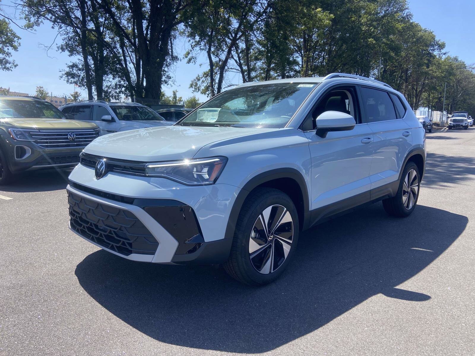 2025 Volkswagen Taos SE photo 3