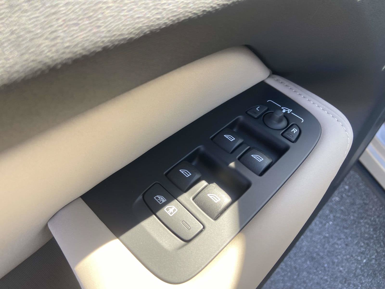 2026 Volvo XC60 Plus - Photo 21