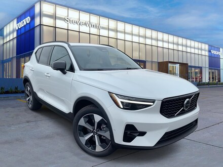 2025 Volvo XC40 B5 Plus Dark Theme SUV
