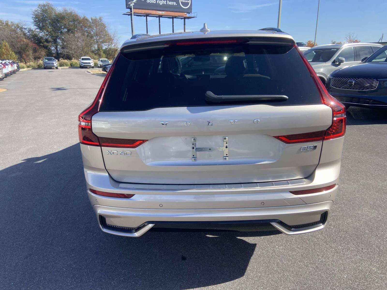 2026 Volvo XC60 Plus - Photo 8