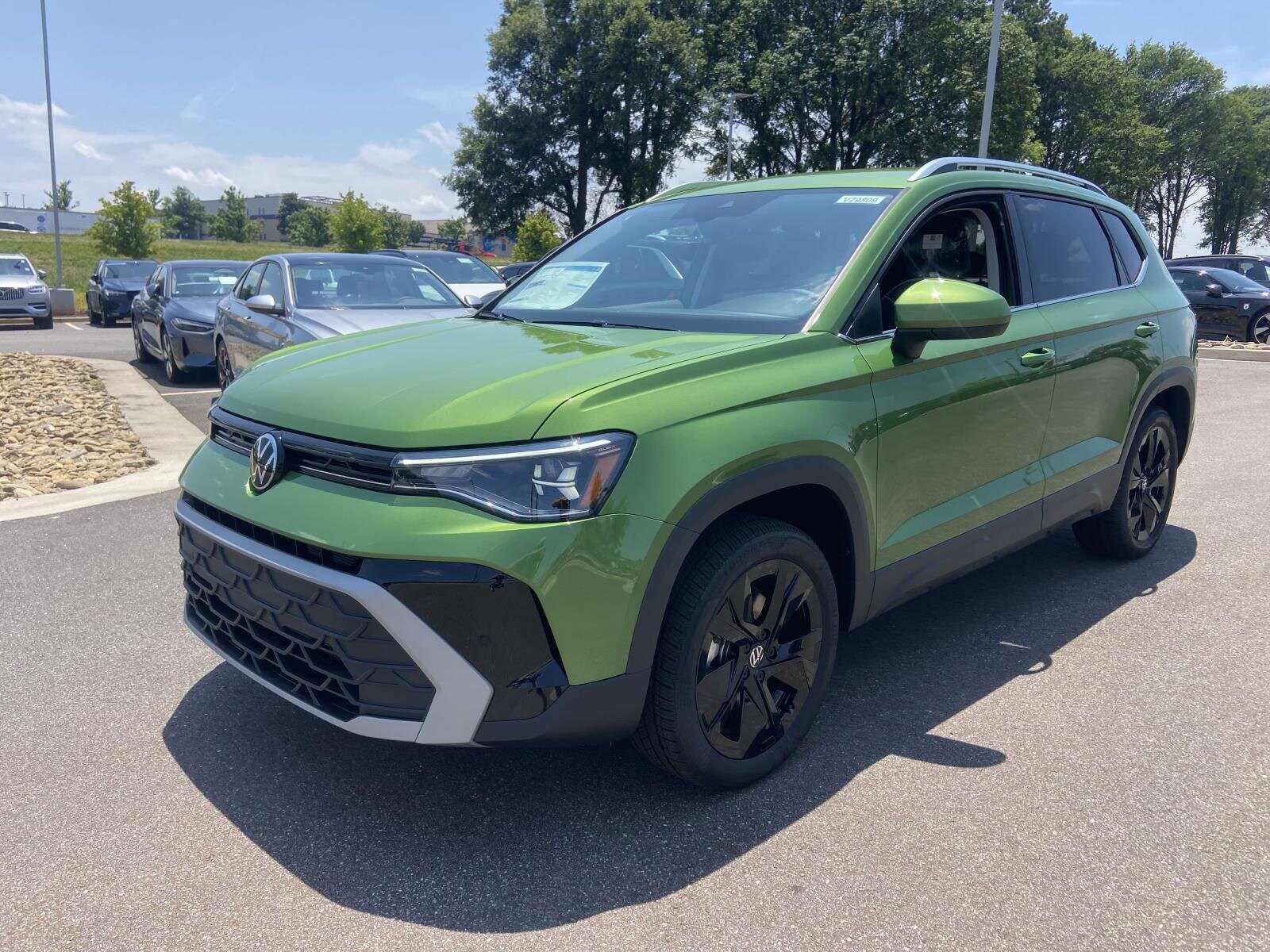 2025 Volkswagen Taos SE photo 3