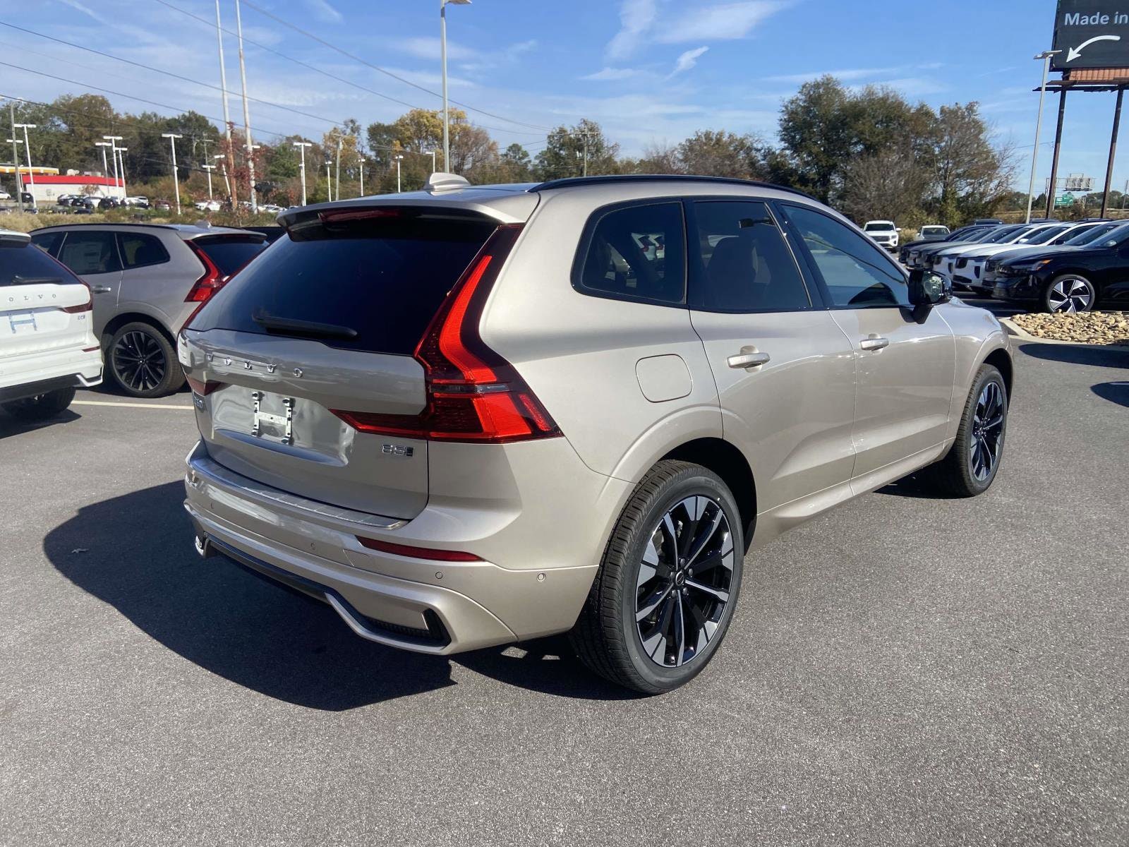2026 Volvo XC60 Plus - Photo 9