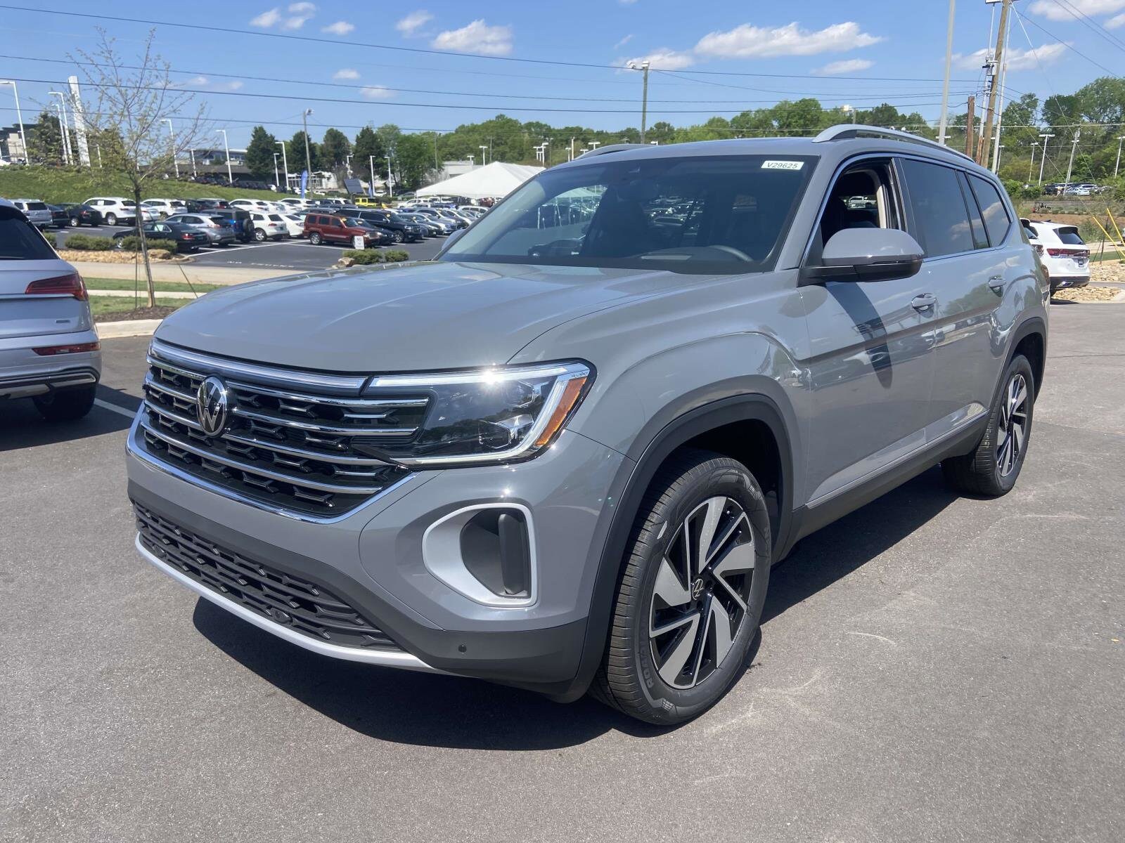 2025 Volkswagen Atlas SEL photo 3