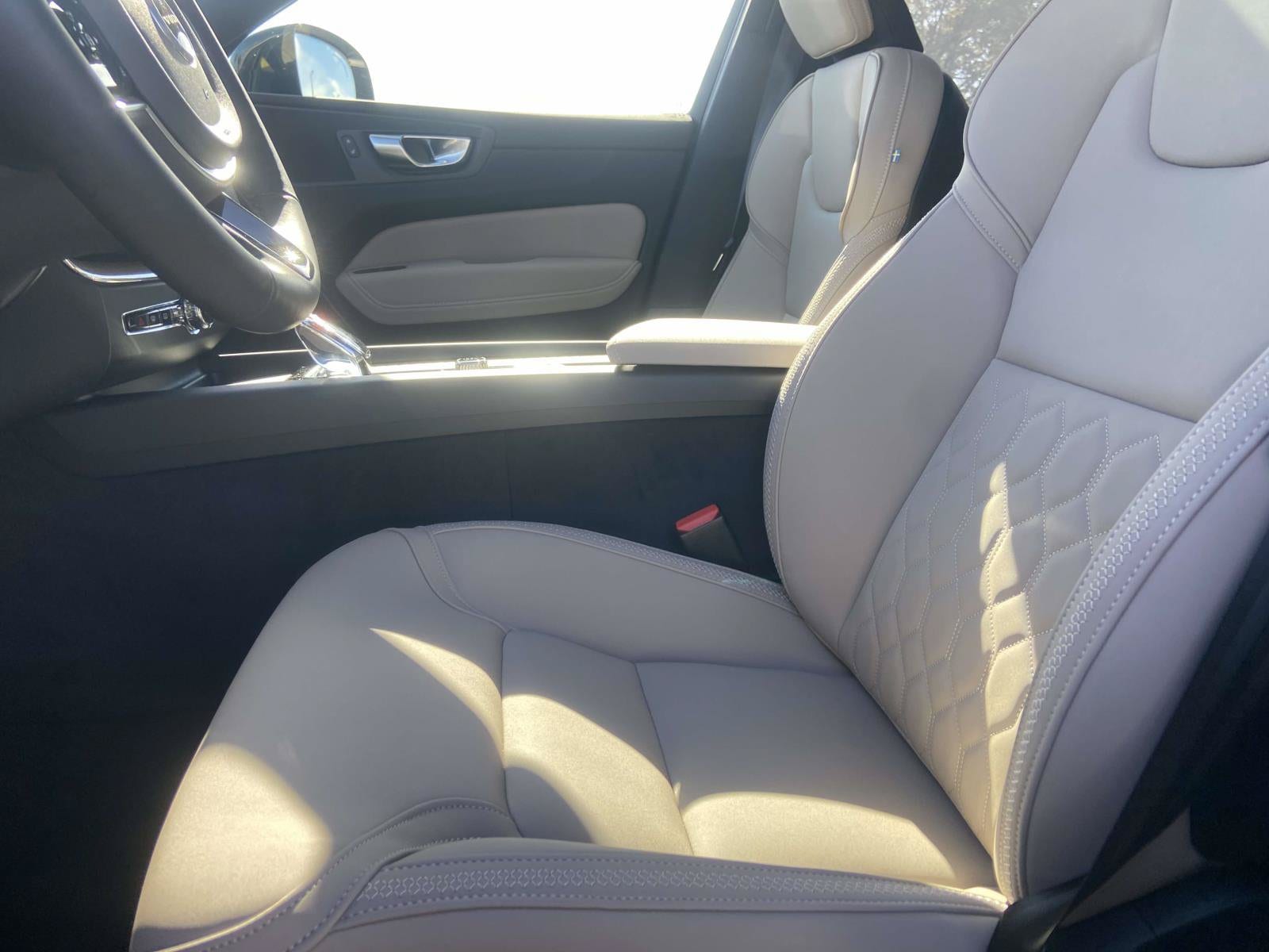 2026 Volvo XC60 Plus - Photo 17