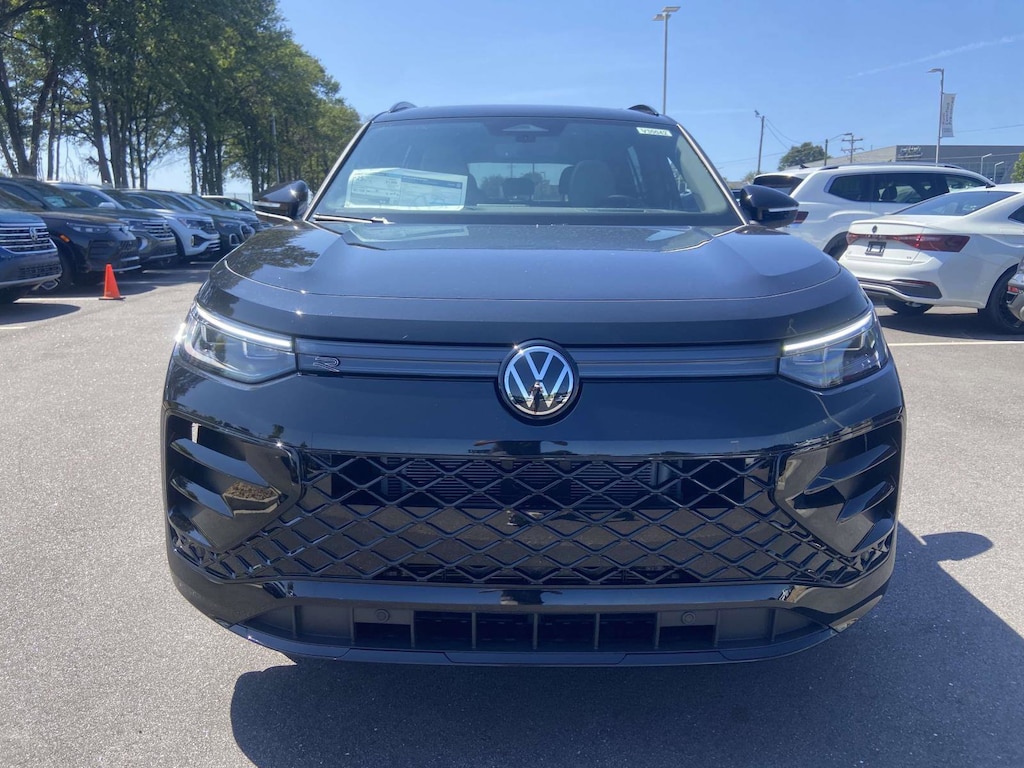 New 2025 Volkswagen Tiguan SE R-Line Black 2.0T SE R-Line Black 4MOTION