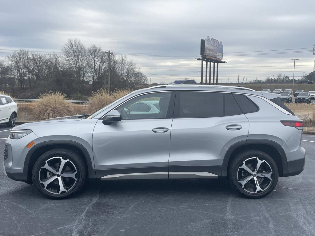 Used 2025 Volkswagen Tiguan 2.0T SE SUV