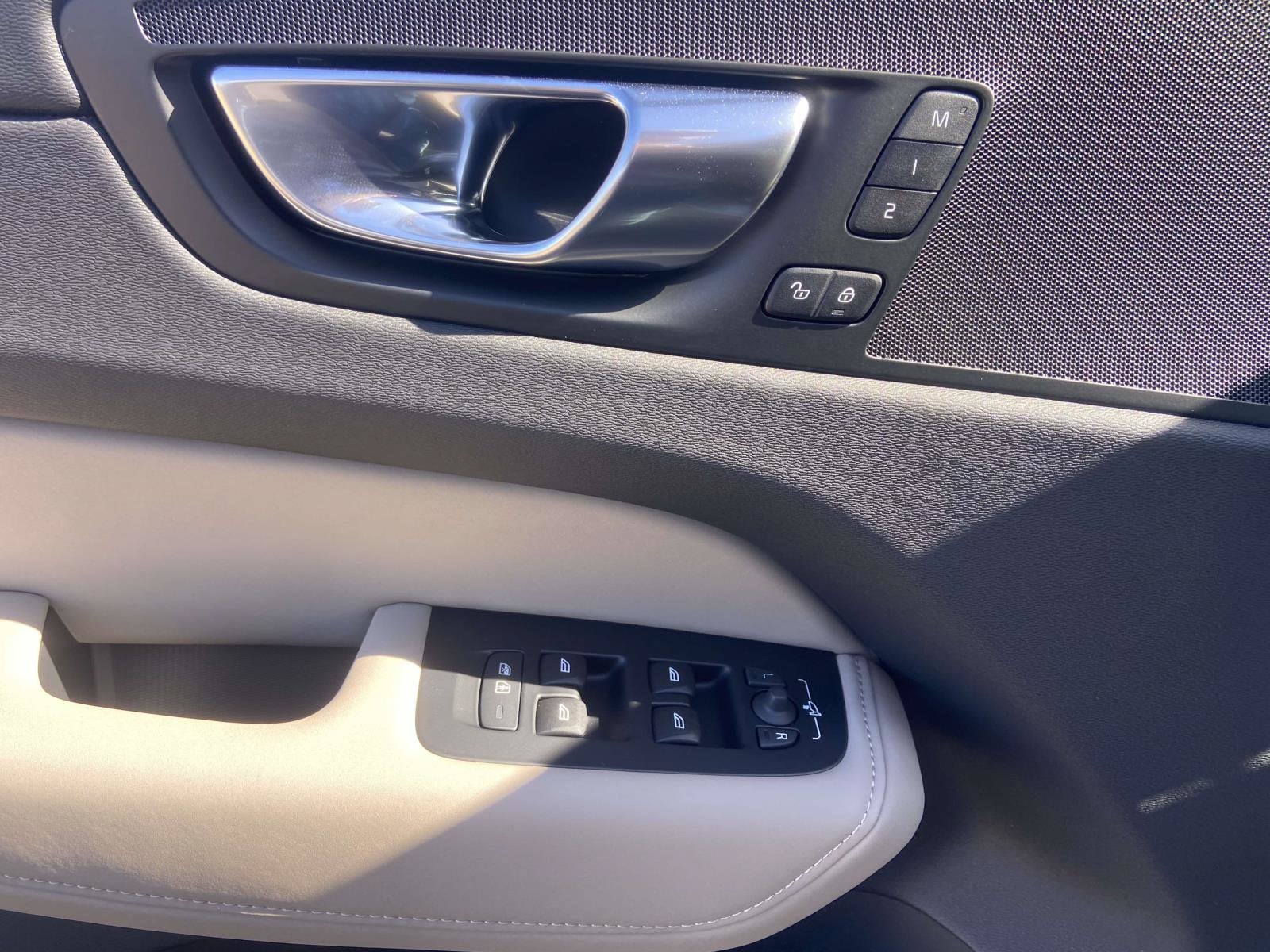 2026 Volvo XC60 Plus - Photo 20