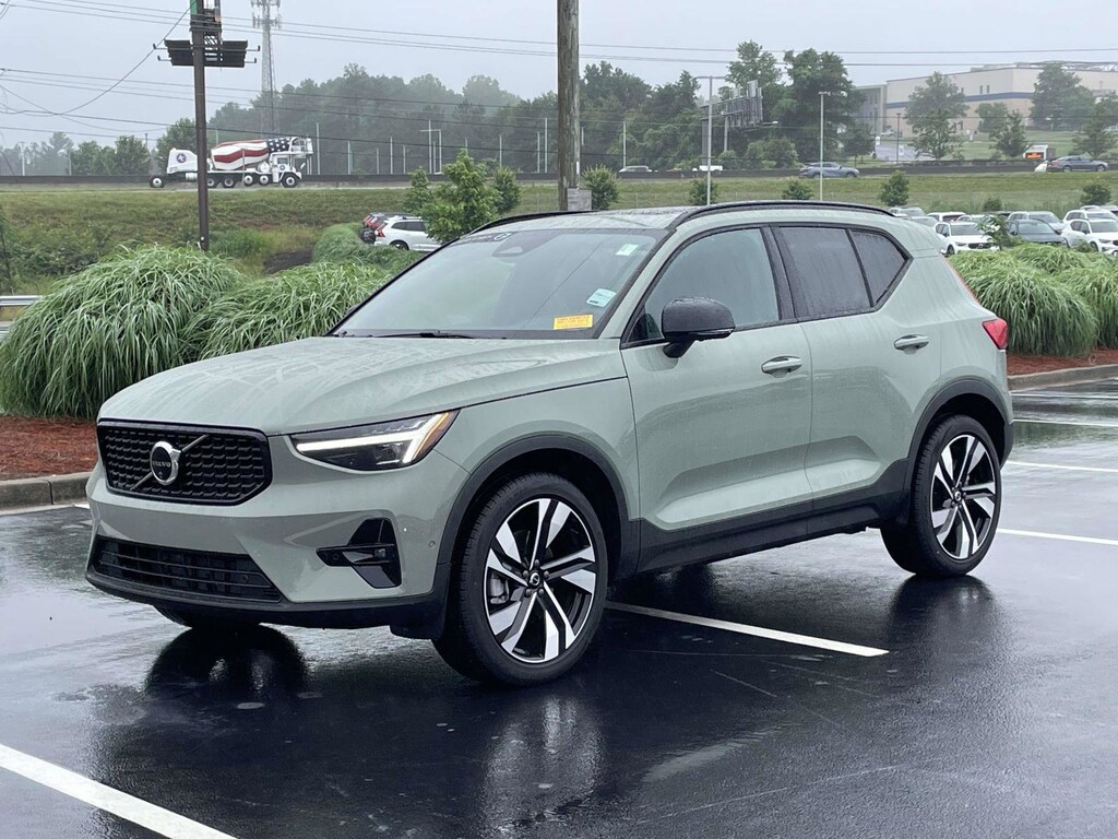 Certified 2025 Volvo XC40 B5 Ultra Dark Theme SUV