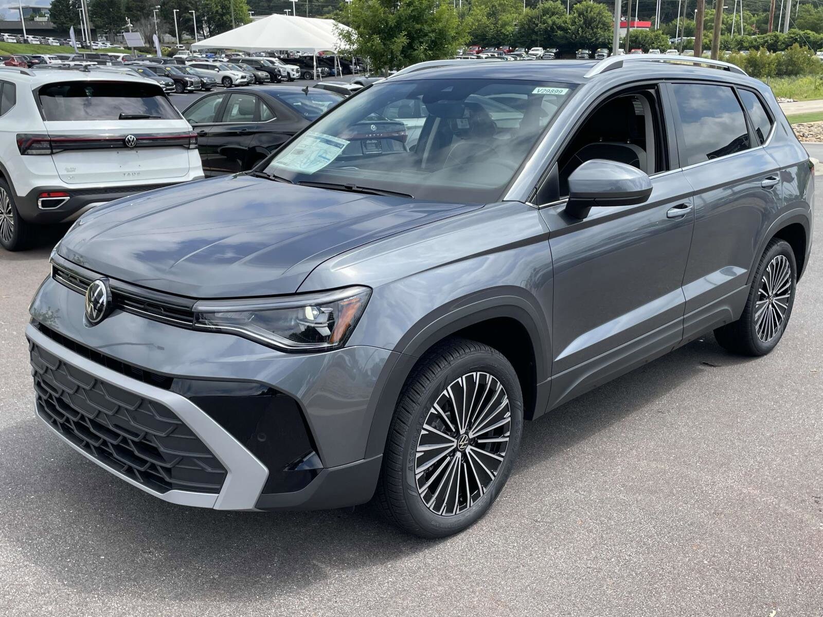 2025 Volkswagen Taos SE photo 3