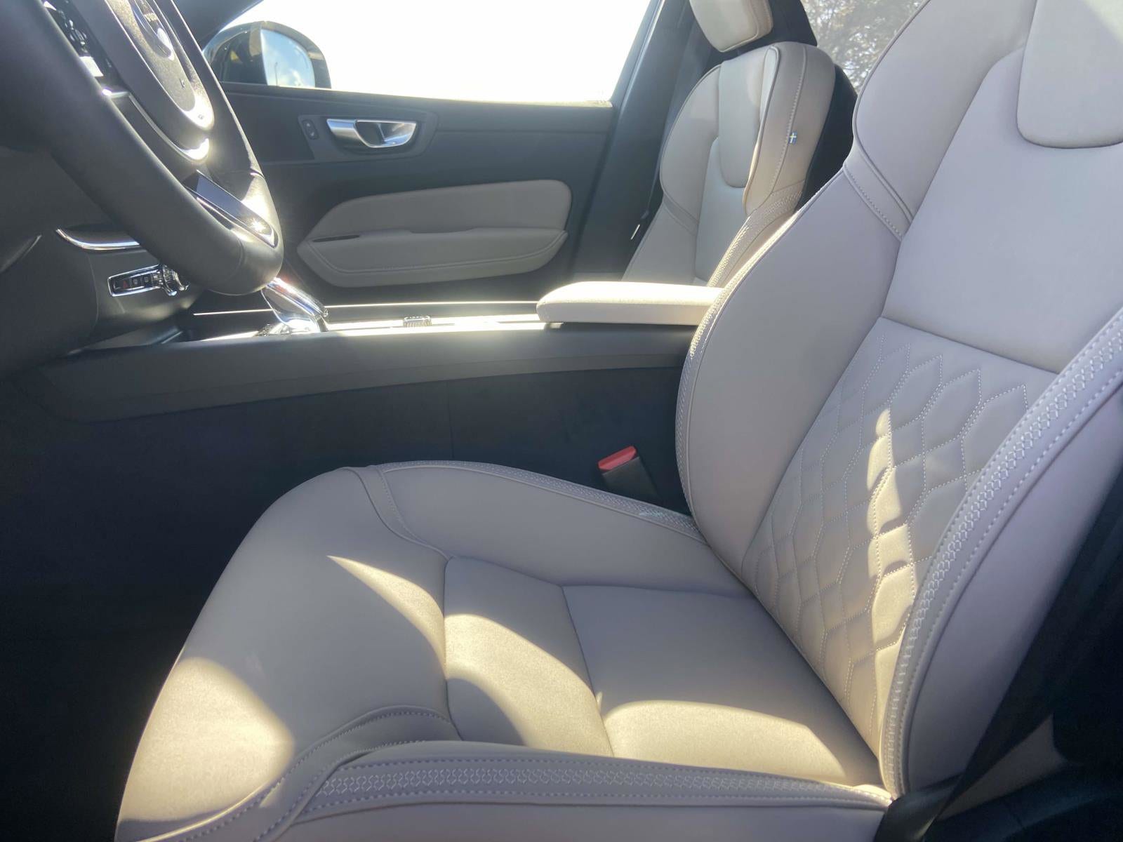 2026 Volvo XC60 Plus - Photo 17