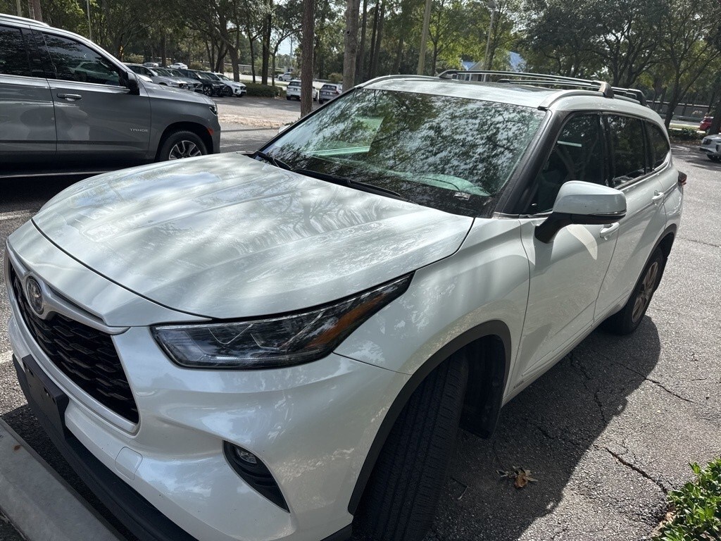 2022 Toyota Highlander Hybrid Bronze Edition photo 2