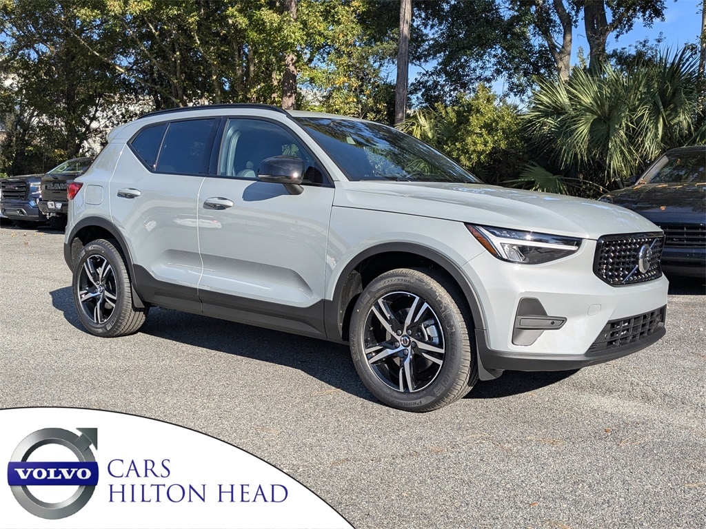 2026 Volvo XC40 Core's photo