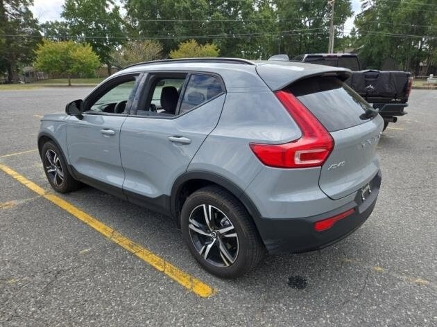 2024 Volvo XC40 Core photo 2
